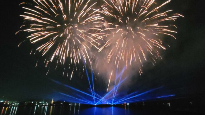 창원특례시진해군항제속‘진해루해상멀티미디어불꽃쇼’2만여명찾아(2).jpg.1200x1200