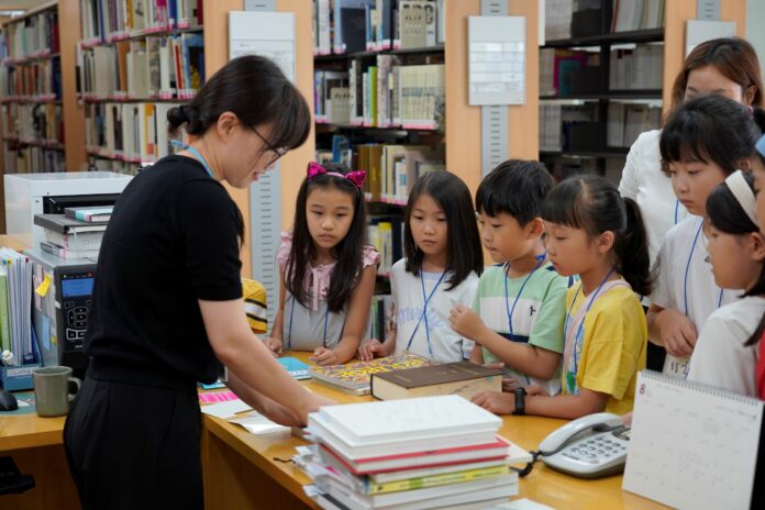 (8월16일)도서자료실탐방중도서자료전담선생님께설명을듣고있다