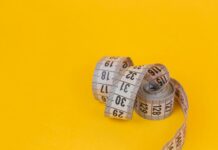 뱃살 타파를 위한 7가지 식단 팁, 영양 전문가들의 조언 white and black round ornament