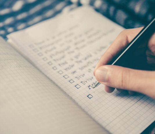 식습관과 운동: 건강을 위한 완벽한 조합 person writing bucket list on book