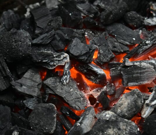‘석탄 경석’ 신소재 원료된다…폐기물 규제에서 제외 black and gray stones during daytime