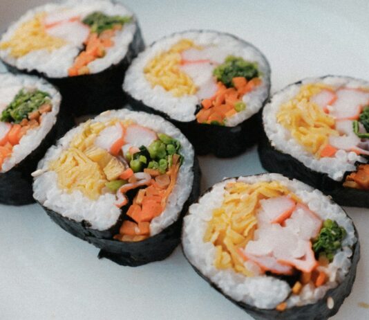 ‘케이-푸드’ 열풍 타고 52개국 1600여개 식품기업 한국 방문 sushi on white ceramic plate