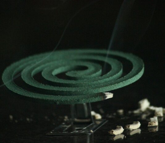 여름철 모기 퇴치 방법 black and white round decor