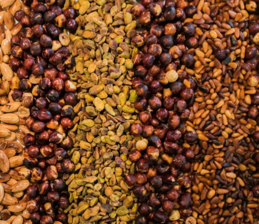 여름철 건강한 간식으로 체중 관리하기 assorted seed lot