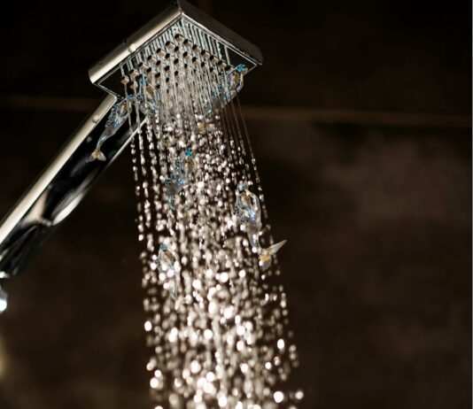 끝자락 여름철 체온 조절을 위한 효과적인 방법 a close up of a shower head with water coming out of it