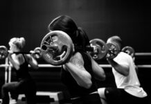 근육 강화와 체력 향상을 위한 최고의 운동 조합 three person lifting barbels