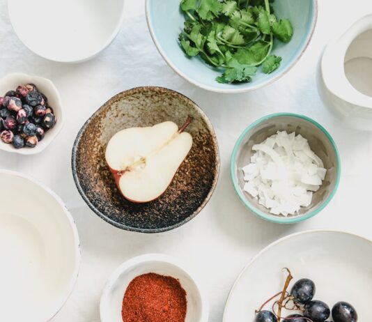 운동과 건강한 식습관의 결합 An overhead shot of fruits, seeds and spices in bowls