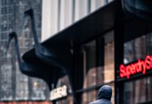 운동, 체중 감량과 건강을 위한 필수 선택 man in black leather jacket riding on bicycle during daytime