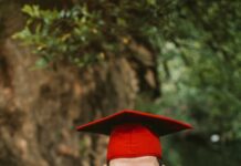 드림스타트, 취약계층 아동에게 졸업·입학선물 지원 boy in red academic robe