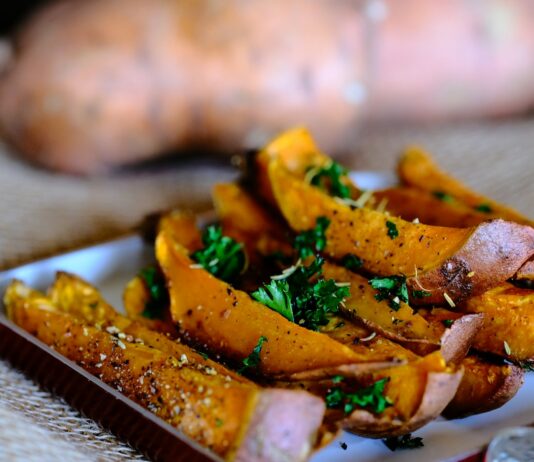 건강한 저녁 식단: 체중 증가를 피하는 법 sliced vegetable on brown wooden chopping board