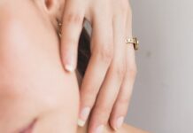 “갑자기 뒤집어진 피부, 단순 트러블이 아닐 수도?” woman wearing black scoop neck top