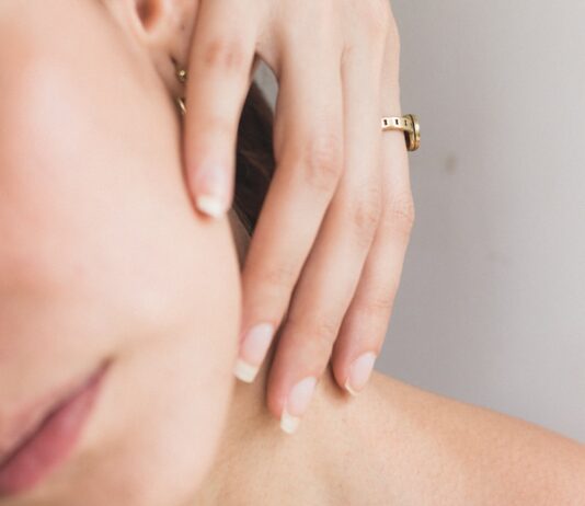 “갑자기 뒤집어진 피부, 단순 트러블이 아닐 수도?” woman wearing black scoop neck top