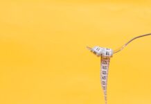 건강을 지키며 하는 다이어트 white and black plane in mid air