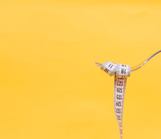 건강을 지키며 하는 다이어트 white and black plane in mid air