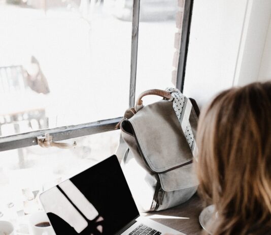 디지털 디톡스로 정신 건강 챙기는 방법 girl wearing grey long-sleeved shirt using MacBook Pro on brown wooden table