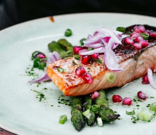 건강한 삶의 시작, 올바른 식단이 해답입니다 fish with onions and asparagus