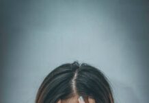 스트레스, 건강한 관리가 삶을 바꾼다 woman in brown sweater covering her face with her hand