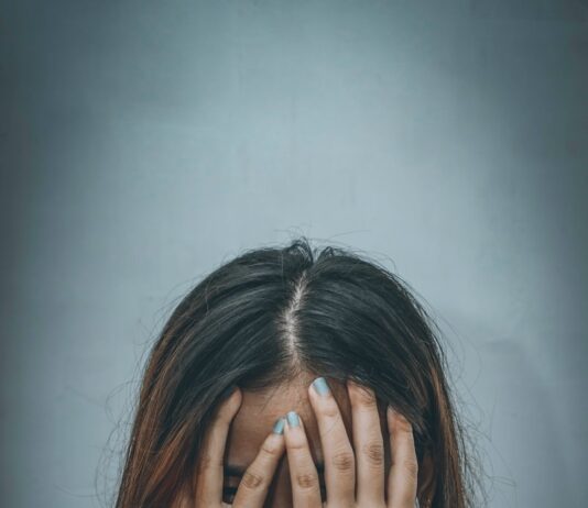 스트레스, 건강한 관리가 삶을 바꾼다 woman in brown sweater covering her face with her hand