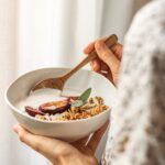 개인 맞춤형 식단 열풍…“나만의 건강 레시피가 필요하다” person holding white ceramic bowl with food